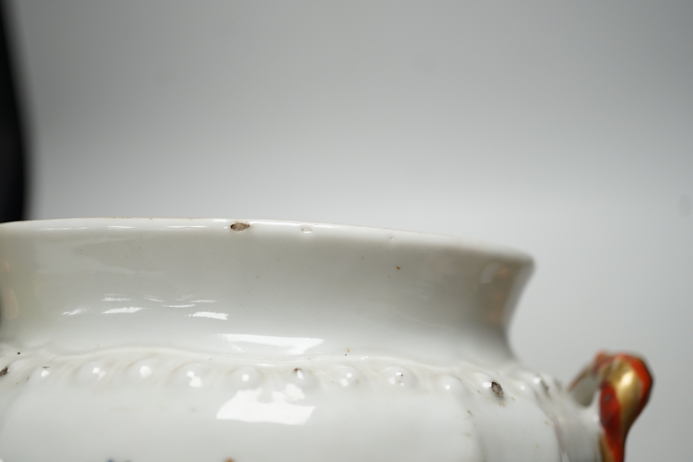 An 18th century Chinese Export armorial small tureen cover, William Nassau de Zuylestein, Earl of Rochford crest, 17cm handle to handle